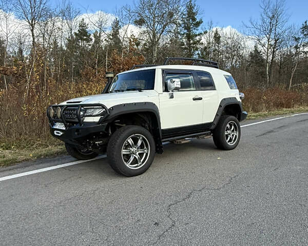 Белый Тойота ФЖ Крузер, объемом двигателя 3.96 л и пробегом 187 тыс. км за 25000 $, фото 4 на Automoto.ua