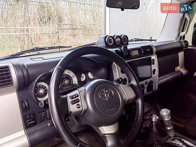 Белый Тойота ФЖ Крузер, объемом двигателя 4 л и пробегом 240 тыс. км за 18500 $, фото 11 на Automoto.ua