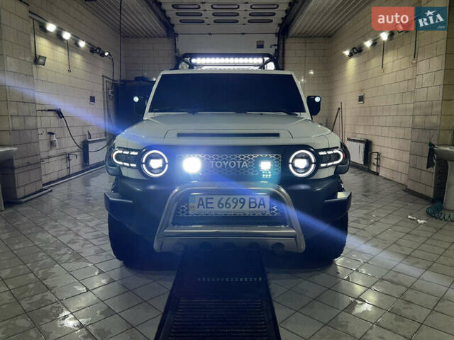 Белый Тойота ФЖ Крузер, объемом двигателя 4 л и пробегом 260 тыс. км за 24000 $, фото 5 на Automoto.ua