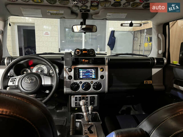 Белый Тойота ФЖ Крузер, объемом двигателя 4 л и пробегом 260 тыс. км за 24000 $, фото 6 на Automoto.ua