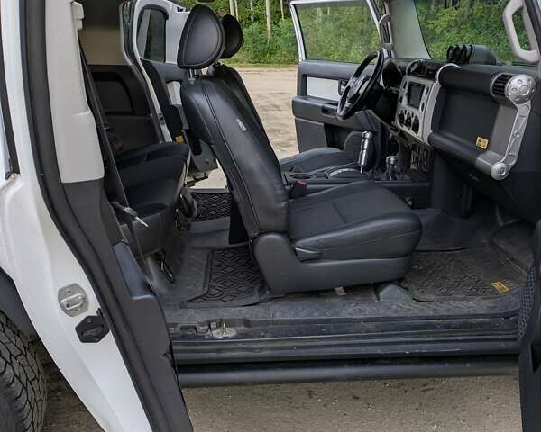 Белый Тойота ФЖ Крузер, объемом двигателя 4 л и пробегом 255 тыс. км за 21000 $, фото 9 на Automoto.ua