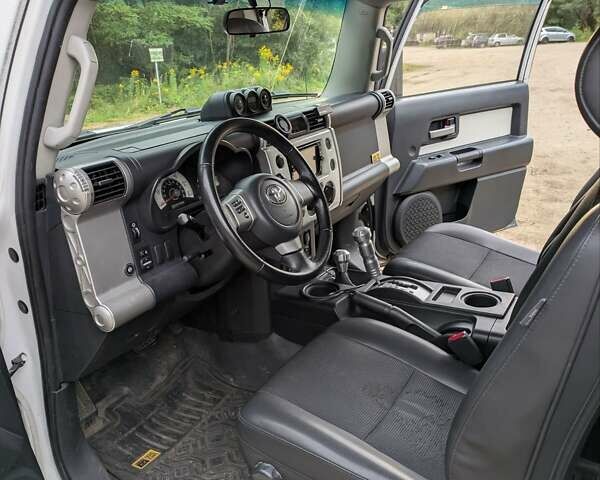 Белый Тойота ФЖ Крузер, объемом двигателя 4 л и пробегом 255 тыс. км за 21000 $, фото 13 на Automoto.ua