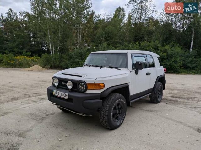Белый Тойота ФЖ Крузер, объемом двигателя 4 л и пробегом 255 тыс. км за 21000 $, фото 3 на Automoto.ua