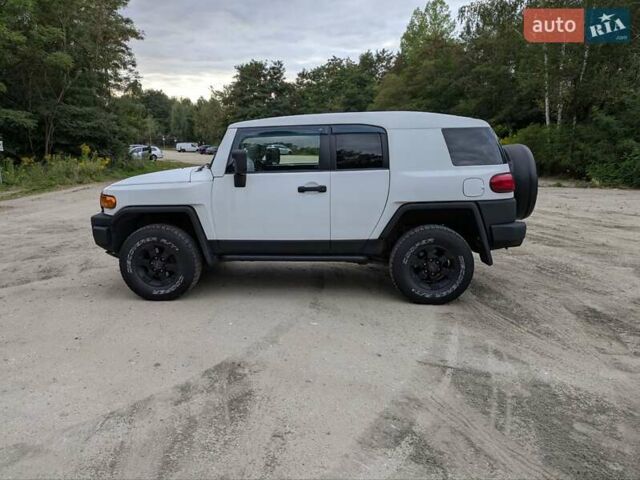 Белый Тойота ФЖ Крузер, объемом двигателя 4 л и пробегом 255 тыс. км за 21000 $, фото 5 на Automoto.ua