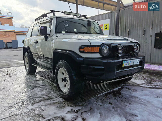 Белый Тойота ФЖ Крузер, объемом двигателя 4 л и пробегом 240 тыс. км за 18500 $, фото 13 на Automoto.ua