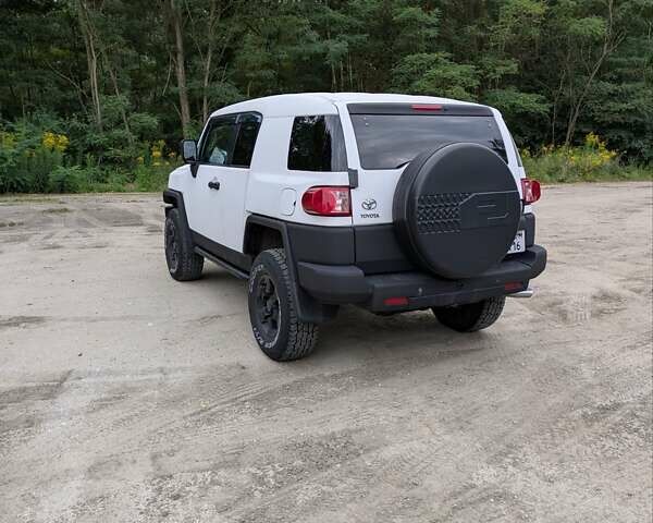 Белый Тойота ФЖ Крузер, объемом двигателя 4 л и пробегом 255 тыс. км за 21000 $, фото 7 на Automoto.ua