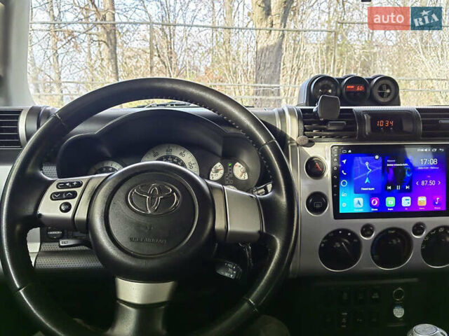 Белый Тойота ФЖ Крузер, объемом двигателя 4 л и пробегом 240 тыс. км за 18500 $, фото 6 на Automoto.ua