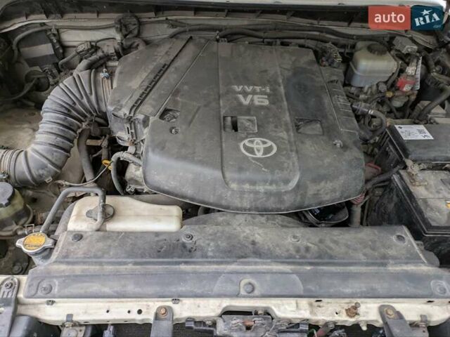 Белый Тойота ФЖ Крузер, объемом двигателя 4 л и пробегом 255 тыс. км за 21000 $, фото 19 на Automoto.ua