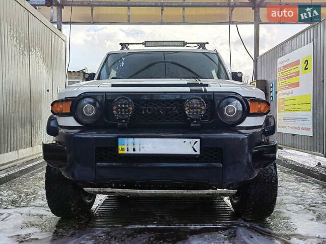 Белый Тойота ФЖ Крузер, объемом двигателя 4 л и пробегом 240 тыс. км за 18500 $, фото 12 на Automoto.ua