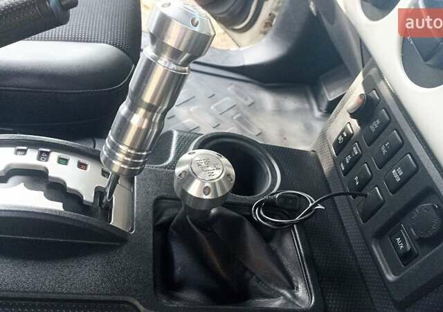 Белый Тойота ФЖ Крузер, объемом двигателя 4 л и пробегом 255 тыс. км за 21000 $, фото 12 на Automoto.ua