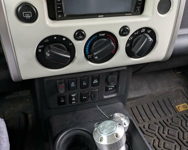 Белый Тойота ФЖ Крузер, объемом двигателя 4 л и пробегом 255 тыс. км за 21000 $, фото 14 на Automoto.ua