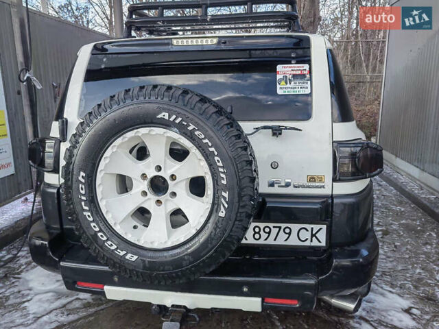 Белый Тойота ФЖ Крузер, объемом двигателя 4 л и пробегом 240 тыс. км за 18500 $, фото 8 на Automoto.ua