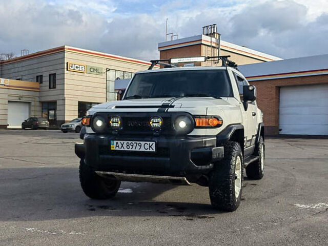 Белый Тойота ФЖ Крузер, объемом двигателя 4 л и пробегом 240 тыс. км за 18500 $, фото 3 на Automoto.ua