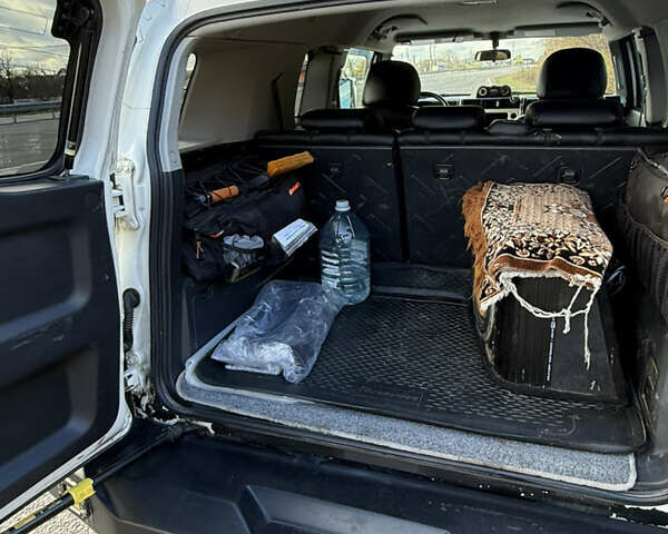 Белый Тойота ФЖ Крузер, объемом двигателя 3.96 л и пробегом 187 тыс. км за 25000 $, фото 6 на Automoto.ua