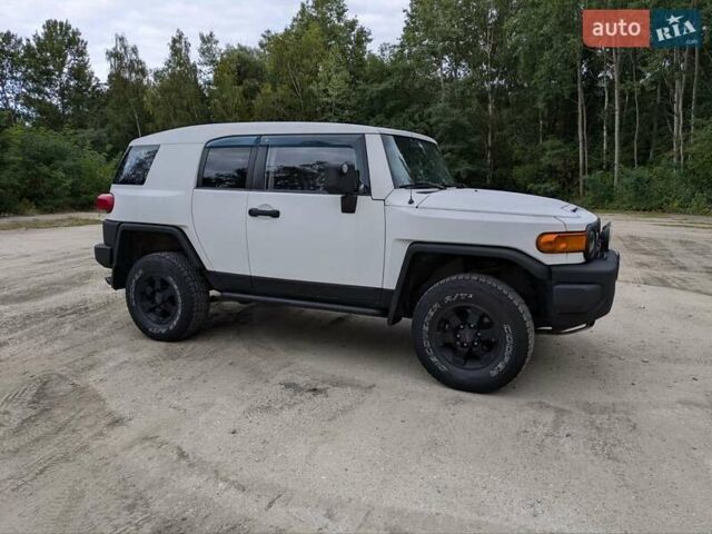 Белый Тойота ФЖ Крузер, объемом двигателя 4 л и пробегом 255 тыс. км за 21000 $, фото 1 на Automoto.ua