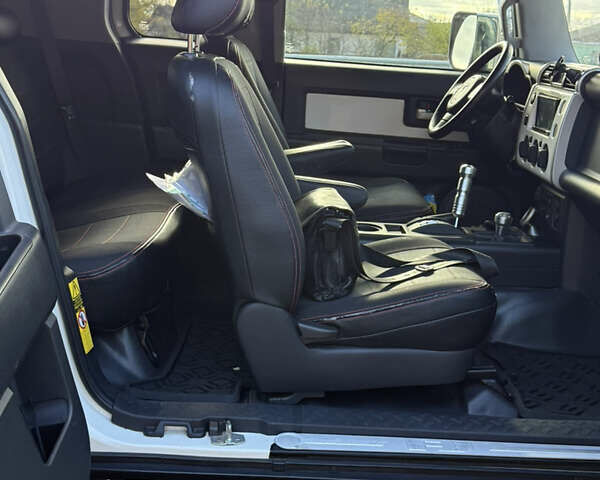 Белый Тойота ФЖ Крузер, объемом двигателя 3.96 л и пробегом 187 тыс. км за 25000 $, фото 9 на Automoto.ua