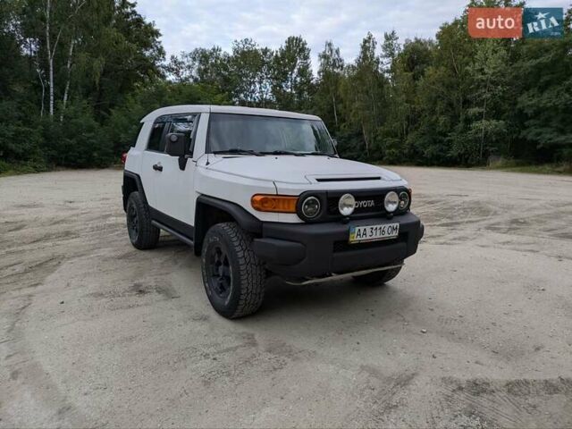 Белый Тойота ФЖ Крузер, объемом двигателя 4 л и пробегом 255 тыс. км за 21000 $, фото 4 на Automoto.ua