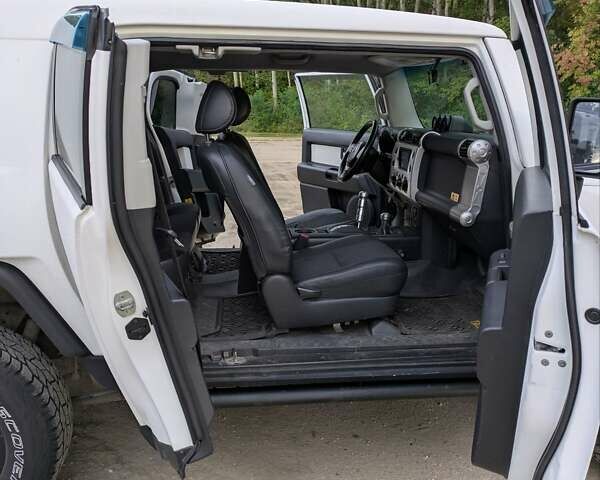 Белый Тойота ФЖ Крузер, объемом двигателя 4 л и пробегом 255 тыс. км за 21000 $, фото 10 на Automoto.ua