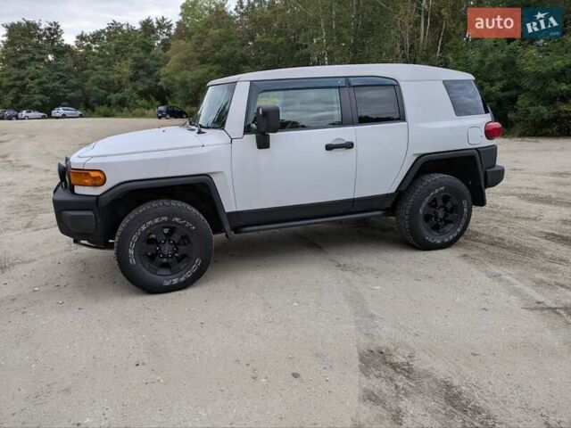 Белый Тойота ФЖ Крузер, объемом двигателя 4 л и пробегом 255 тыс. км за 21000 $, фото 9 на Automoto.ua