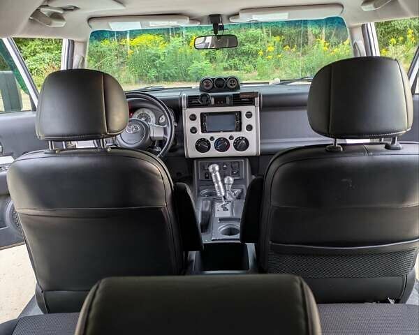 Белый Тойота ФЖ Крузер, объемом двигателя 4 л и пробегом 255 тыс. км за 21000 $, фото 17 на Automoto.ua