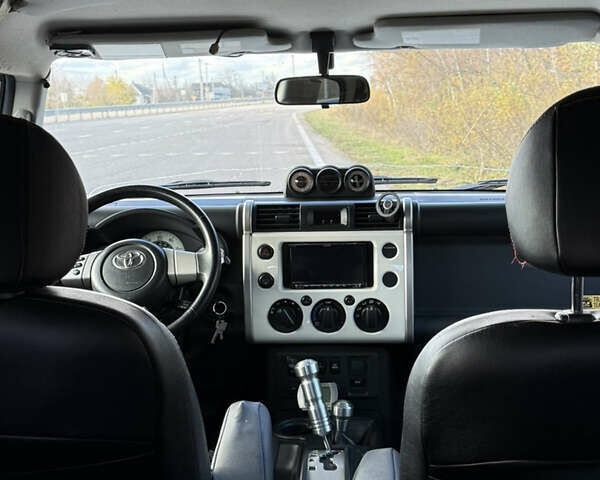 Белый Тойота ФЖ Крузер, объемом двигателя 3.96 л и пробегом 187 тыс. км за 25000 $, фото 8 на Automoto.ua