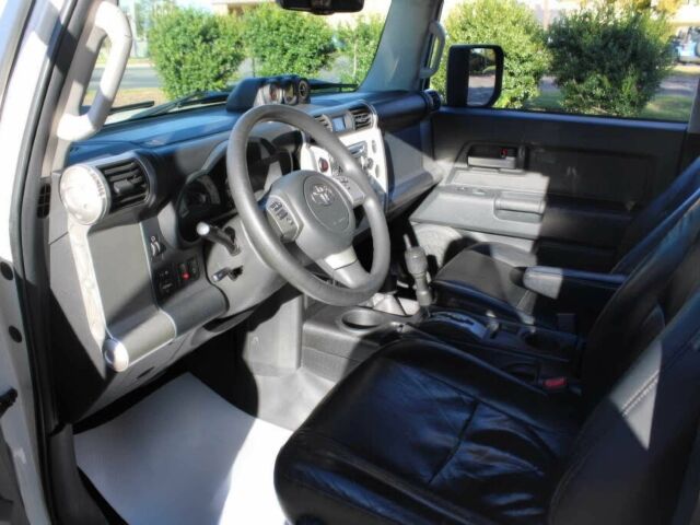 Белый Тойота ФЖ Крузер, объемом двигателя 4 л и пробегом 110 тыс. км за 4500 $, фото 7 на Automoto.ua