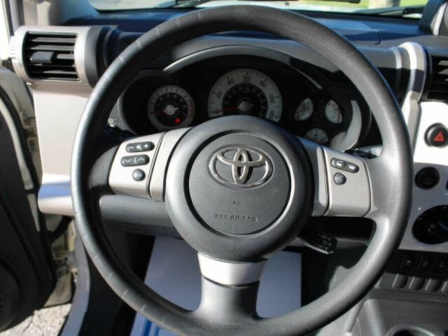 Белый Тойота ФЖ Крузер, объемом двигателя 4 л и пробегом 110 тыс. км за 4500 $, фото 6 на Automoto.ua