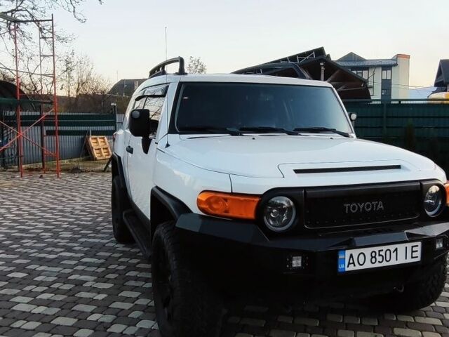 Белый Тойота ФЖ Крузер, объемом двигателя 4 л и пробегом 191 тыс. км за 26700 $, фото 10 на Automoto.ua