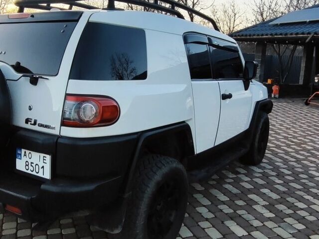 Белый Тойота ФЖ Крузер, объемом двигателя 4 л и пробегом 191 тыс. км за 26700 $, фото 2 на Automoto.ua