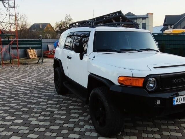 Белый Тойота ФЖ Крузер, объемом двигателя 4 л и пробегом 191 тыс. км за 26700 $, фото 1 на Automoto.ua