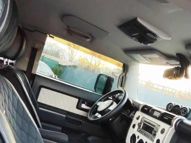 Белый Тойота ФЖ Крузер, объемом двигателя 4 л и пробегом 191 тыс. км за 26700 $, фото 8 на Automoto.ua