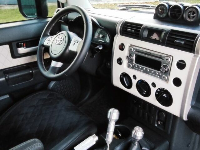 Белый Тойота ФЖ Крузер, объемом двигателя 4 л и пробегом 191 тыс. км за 26700 $, фото 6 на Automoto.ua