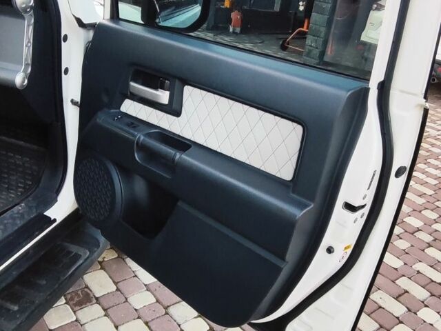 Белый Тойота ФЖ Крузер, объемом двигателя 4 л и пробегом 191 тыс. км за 26700 $, фото 9 на Automoto.ua