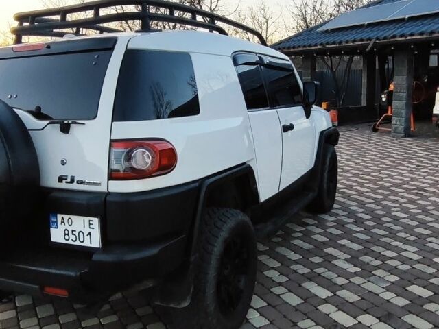 Белый Тойота ФЖ Крузер, объемом двигателя 4 л и пробегом 191 тыс. км за 26700 $, фото 3 на Automoto.ua