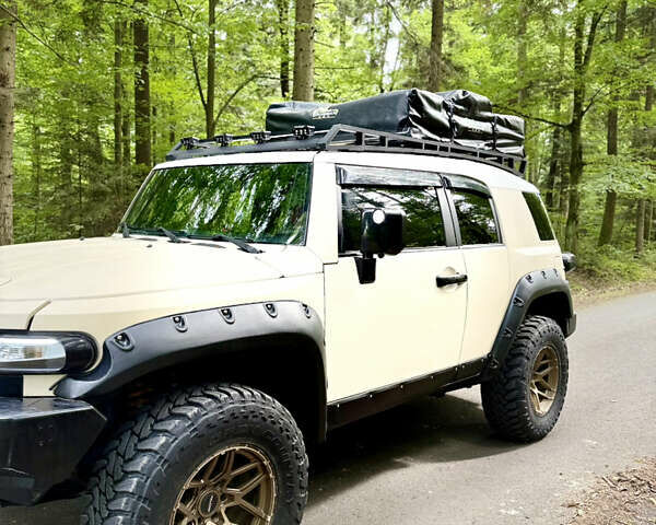 Бежевый Тойота ФЖ Крузер, объемом двигателя 4 л и пробегом 265 тыс. км за 20000 $, фото 11 на Automoto.ua