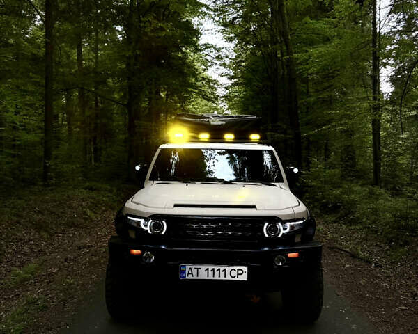 Бежевый Тойота ФЖ Крузер, объемом двигателя 4 л и пробегом 265 тыс. км за 20000 $, фото 4 на Automoto.ua