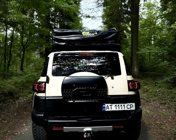 Бежевый Тойота ФЖ Крузер, объемом двигателя 4 л и пробегом 265 тыс. км за 20000 $, фото 13 на Automoto.ua