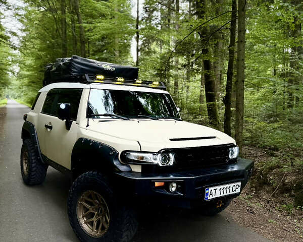 Бежевый Тойота ФЖ Крузер, объемом двигателя 4 л и пробегом 265 тыс. км за 20000 $, фото 2 на Automoto.ua