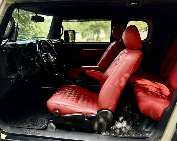 Бежевый Тойота ФЖ Крузер, объемом двигателя 4 л и пробегом 265 тыс. км за 20000 $, фото 31 на Automoto.ua