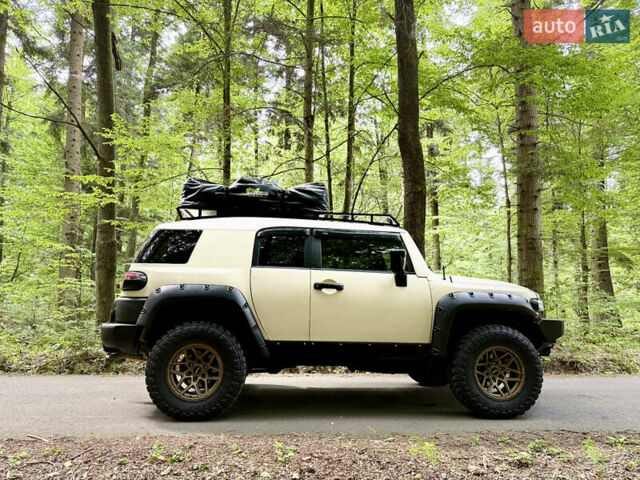 Бежевый Тойота ФЖ Крузер, объемом двигателя 4 л и пробегом 265 тыс. км за 20000 $, фото 15 на Automoto.ua