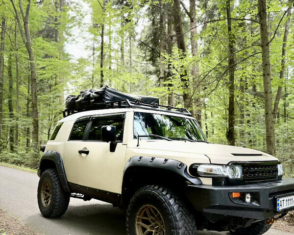 Бежевый Тойота ФЖ Крузер, объемом двигателя 4 л и пробегом 265 тыс. км за 20000 $, фото 7 на Automoto.ua