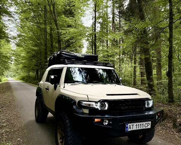 Бежевый Тойота ФЖ Крузер, объемом двигателя 4 л и пробегом 265 тыс. км за 20000 $, фото 6 на Automoto.ua