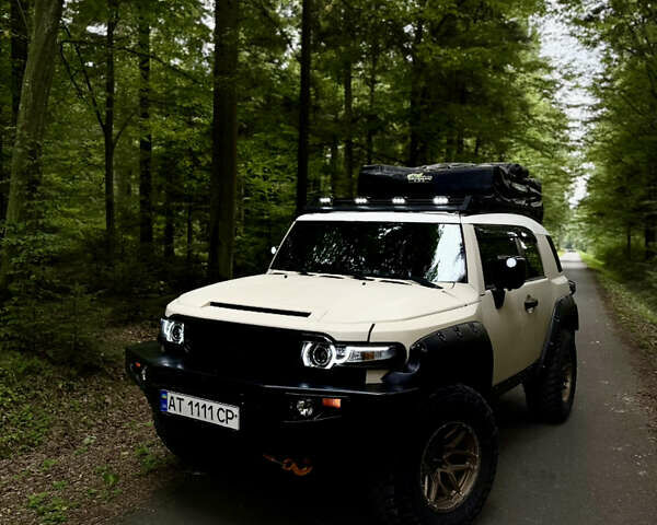 Бежевый Тойота ФЖ Крузер, объемом двигателя 4 л и пробегом 265 тыс. км за 20000 $, фото 1 на Automoto.ua