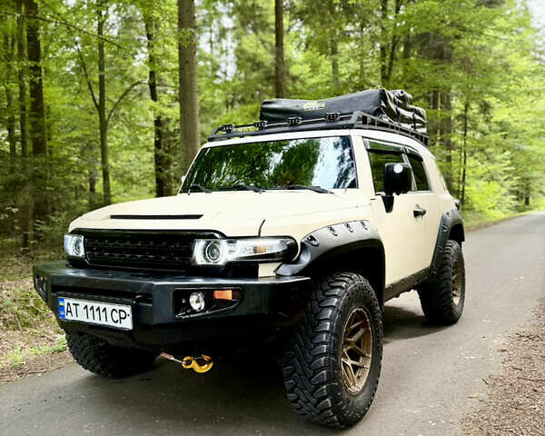 Бежевый Тойота ФЖ Крузер, объемом двигателя 4 л и пробегом 265 тыс. км за 20000 $, фото 10 на Automoto.ua