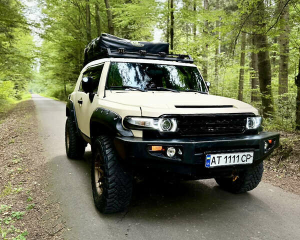 Бежевый Тойота ФЖ Крузер, объемом двигателя 4 л и пробегом 265 тыс. км за 20000 $, фото 8 на Automoto.ua