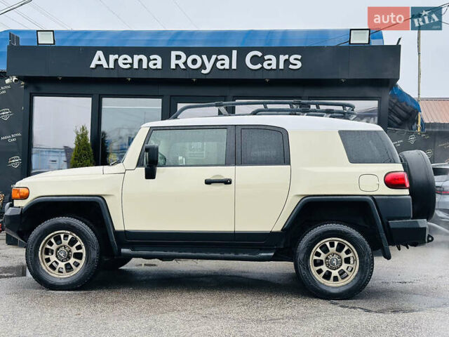 Бежевый Тойота ФЖ Крузер, объемом двигателя 4 л и пробегом 161 тыс. км за 23700 $, фото 4 на Automoto.ua