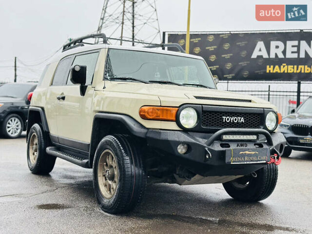 Бежевый Тойота ФЖ Крузер, объемом двигателя 4 л и пробегом 161 тыс. км за 23700 $, фото 8 на Automoto.ua