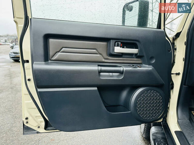 Бежевый Тойота ФЖ Крузер, объемом двигателя 4 л и пробегом 161 тыс. км за 23700 $, фото 13 на Automoto.ua