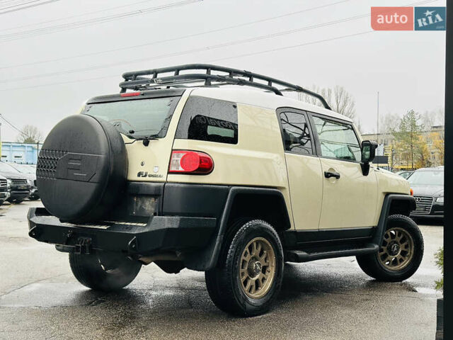 Бежевый Тойота ФЖ Крузер, объемом двигателя 4 л и пробегом 161 тыс. км за 23700 $, фото 1 на Automoto.ua