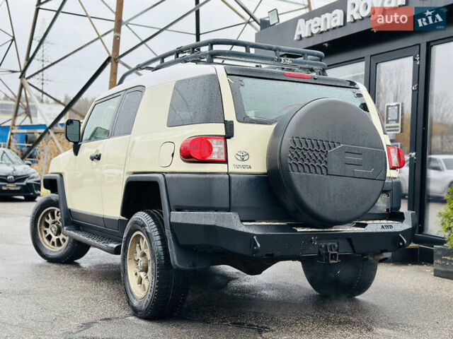 Бежевый Тойота ФЖ Крузер, объемом двигателя 4 л и пробегом 161 тыс. км за 23700 $, фото 3 на Automoto.ua